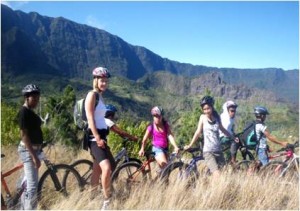 Groupe d'enfants faisant du VTT dans les hautes herbes